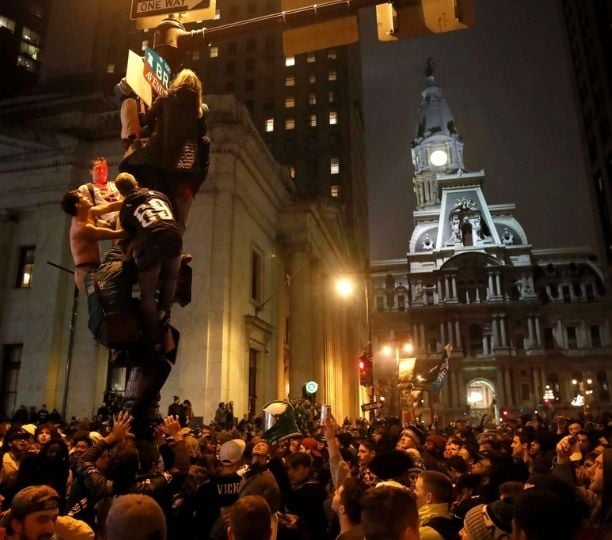 Eagles fans abide by tailgating ban. Is this still Philly?