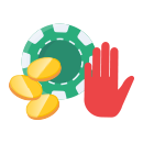 Una mano señala stop ante una ficha de casino y monedas