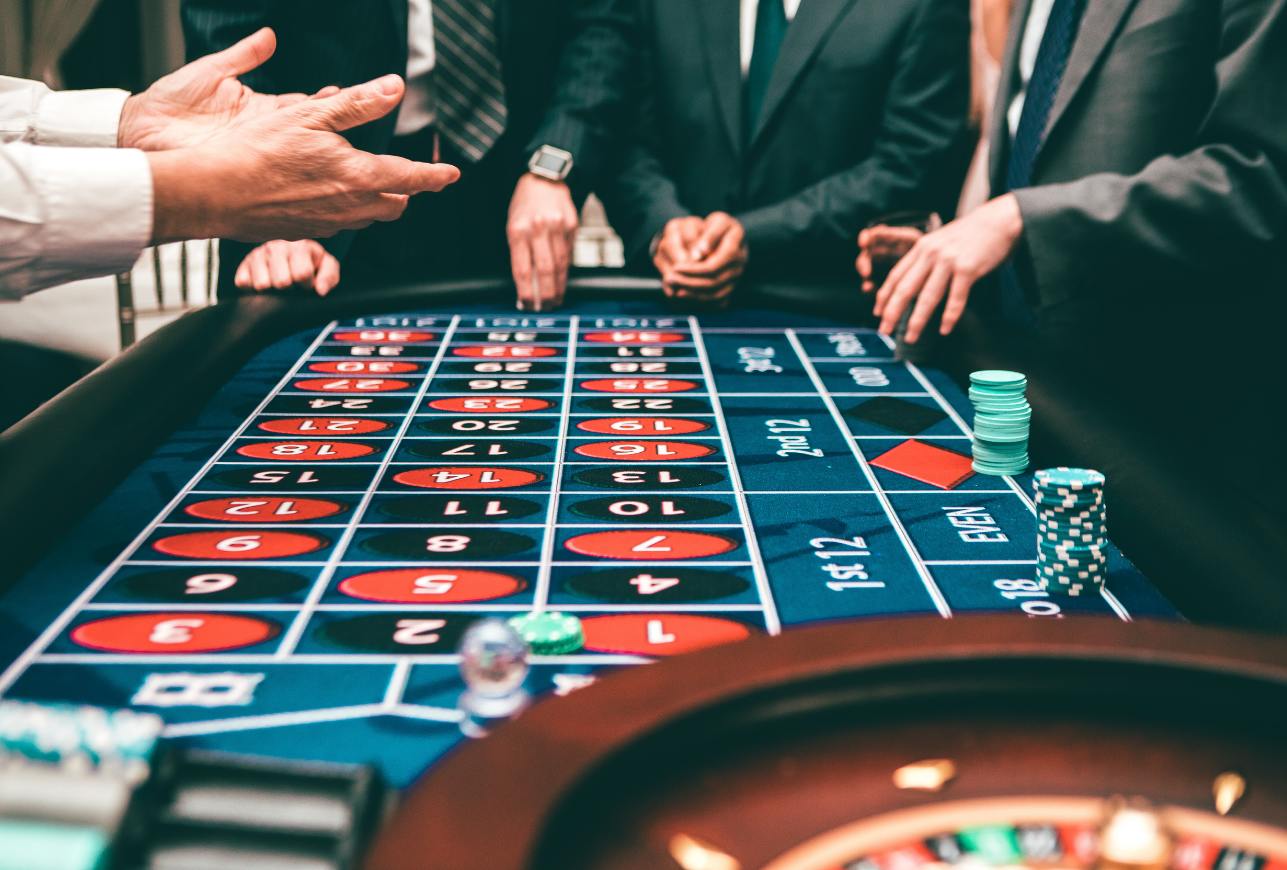 Varios jugadores alrededor de una mesa de ruleta en un casino