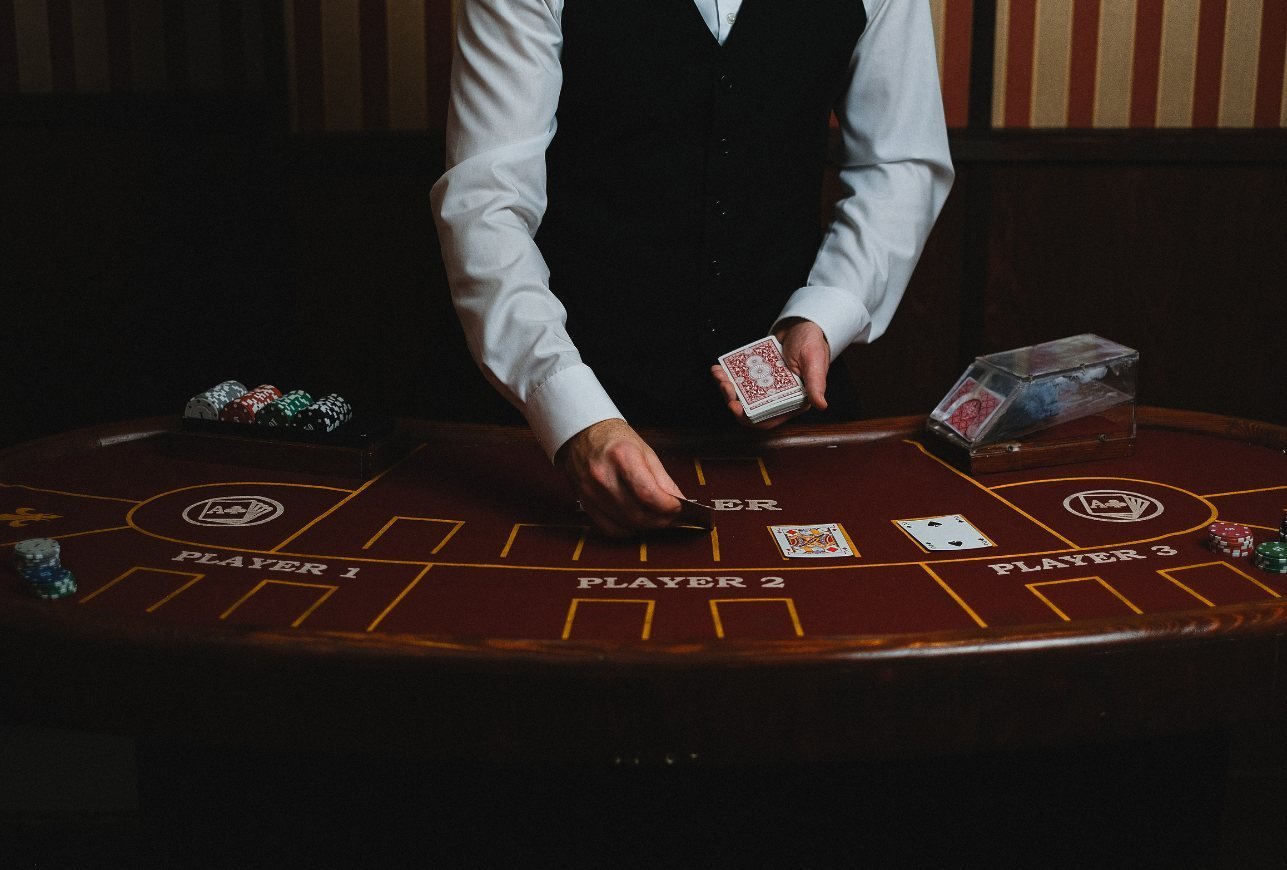 Croupier repartiendo cartas en una mesa de casino