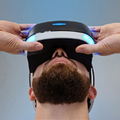 Un hombre lleva puestas unas gafas de realidad virtual PlayStation VR y mira hacia arriba