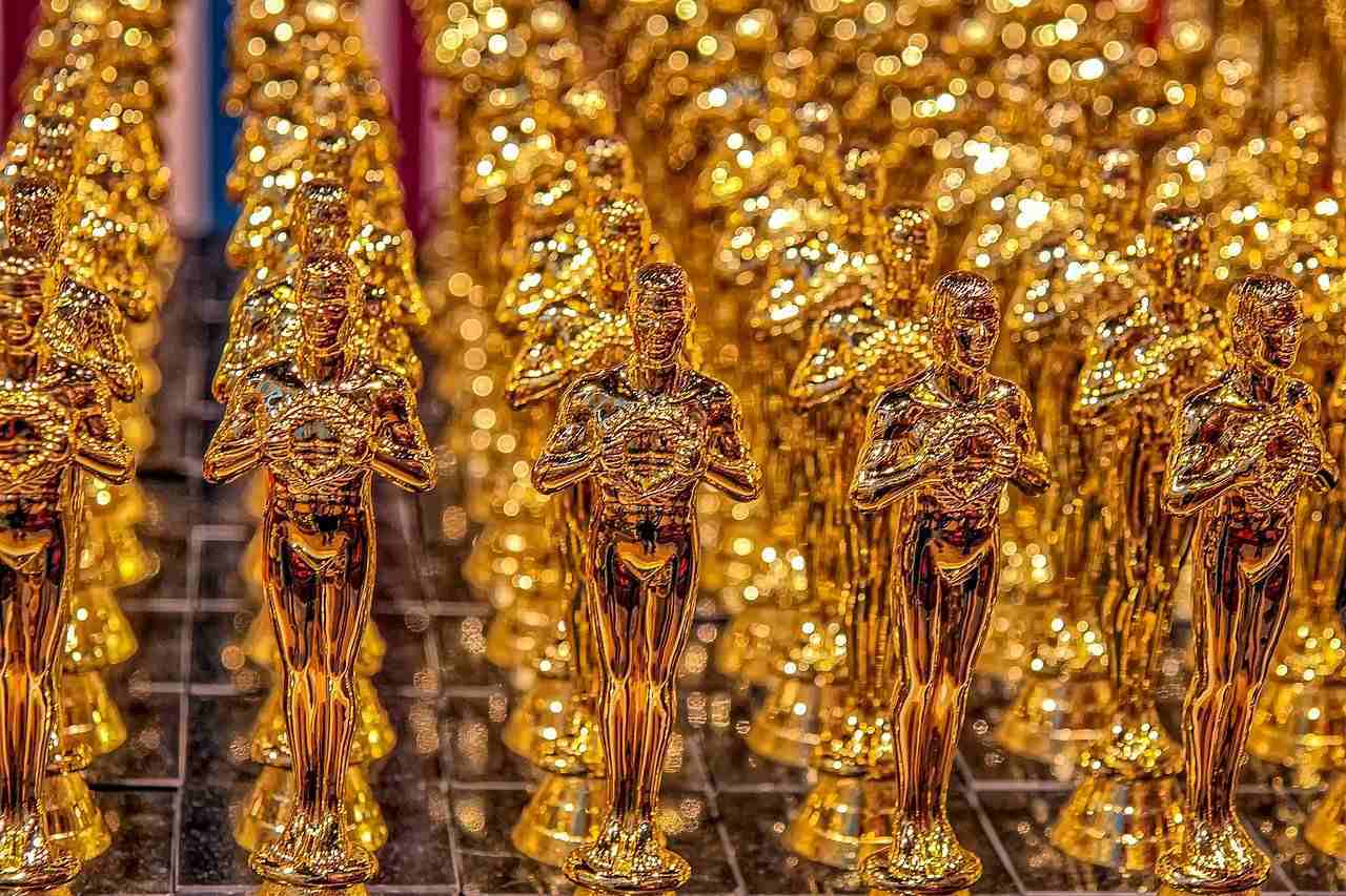 Conjunto de muchas estatuillas doradas de los Oscars