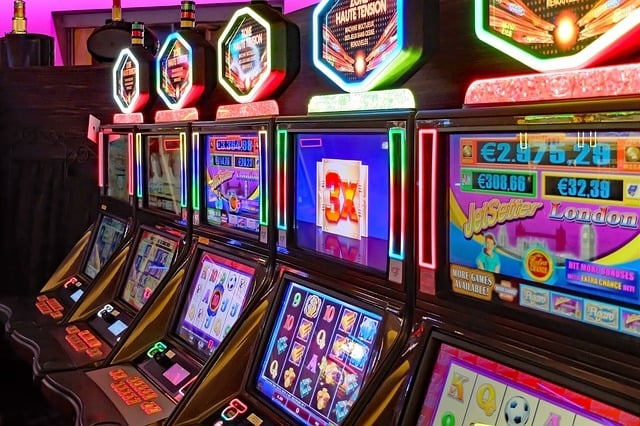 Varias máquinas tragaperras para explicar la ventaja de la casa en un casino