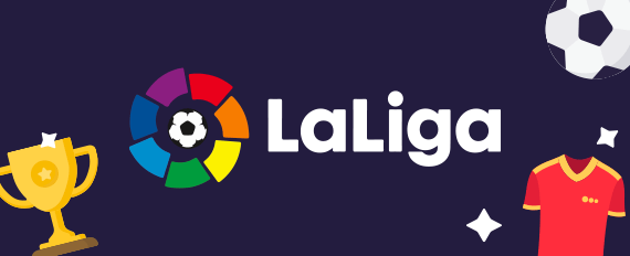 Il logo della Liga spagnola, torneo proposto dai siti scommesse calcio, un pallone, un trofeo e una maglia da gioco
