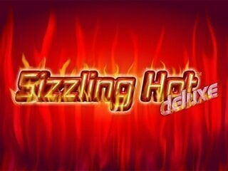 In Feuer gehaltener Sizzling Hot Deluxe Schriftzug mit feuerrotem Hintergrund