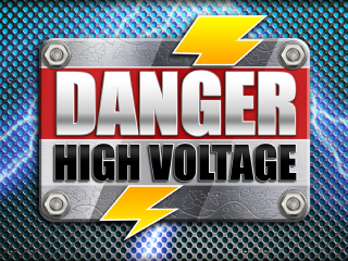 Danger High Voltage auf grauem Schild umgeben von Blitzen