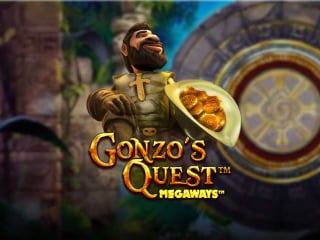 Goldener Gonzo's Quest Megaways Schriftzug im Vordergrund, Entdecker Gonzo im Hintergrund