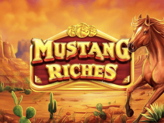 Mustang Riches Schriftzug vor Wuestenlandschaft und Pferd
