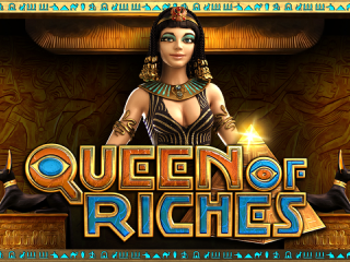 Stolze Frau steht hinter Queen Of Riches Schriftzug