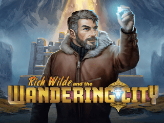 Die Spielfigur Rich Wilde haelt in Wandering City einen Diamanten in die Luft