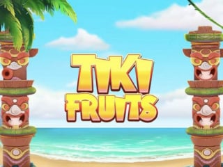 Tiki Fruits Schriftzug schwebt ueber Meer