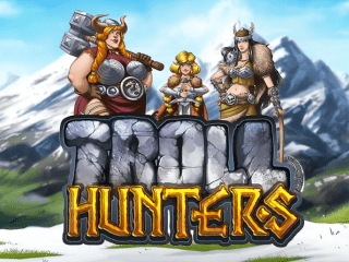 Drei Trolljaeger stehen auf dem Troll Hunters Schriftzug vor einer Bergkulisse