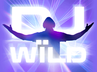 Ein DJ in lila Scheinwerferlicht und dem weissen DJ Wild Schriftzug