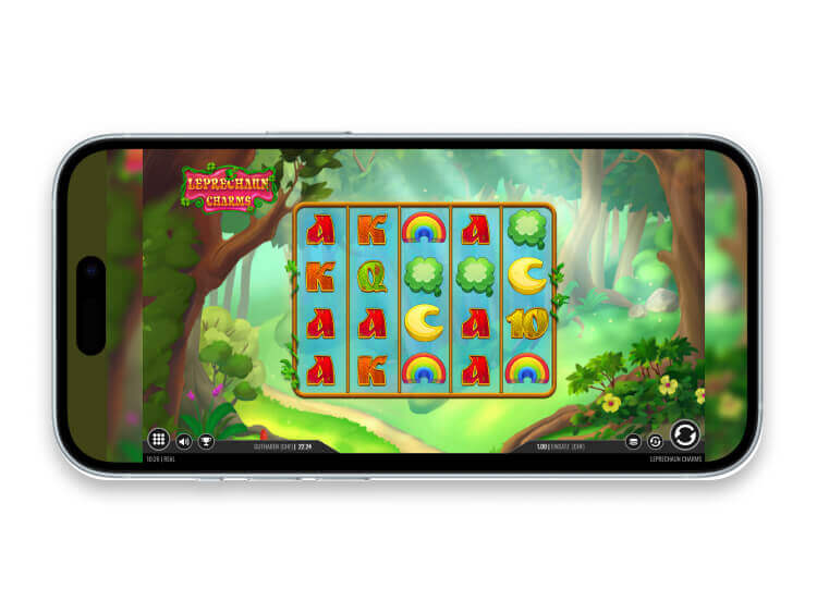 Ein Smartphone im Querformat, das einen grünen Wald und das Leprechaun Charms 5x4 Slot-Raster zeigt.