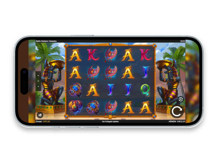 Ein Smartphone im Querformat, das das Slot-Raster mit Skarabäus- und Buchstabensymbolen zeigt.