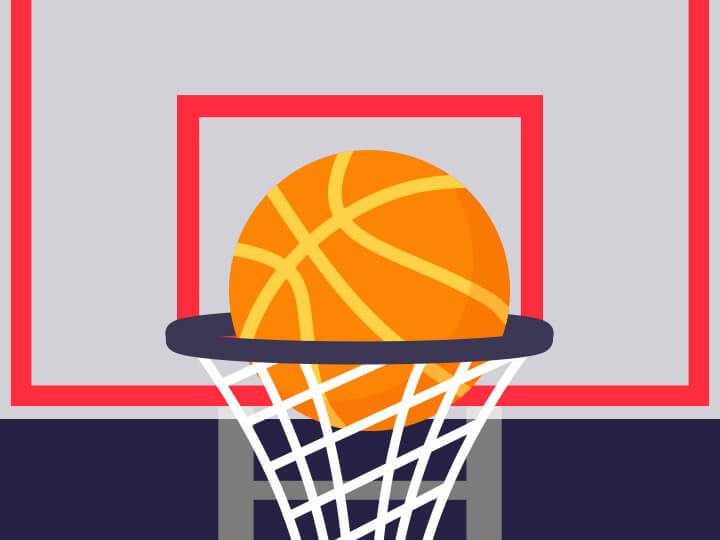 Balón de baloncesto en el aro