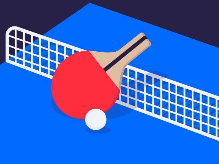 Raqueta de tenis de mesa junto a pelota y tabla